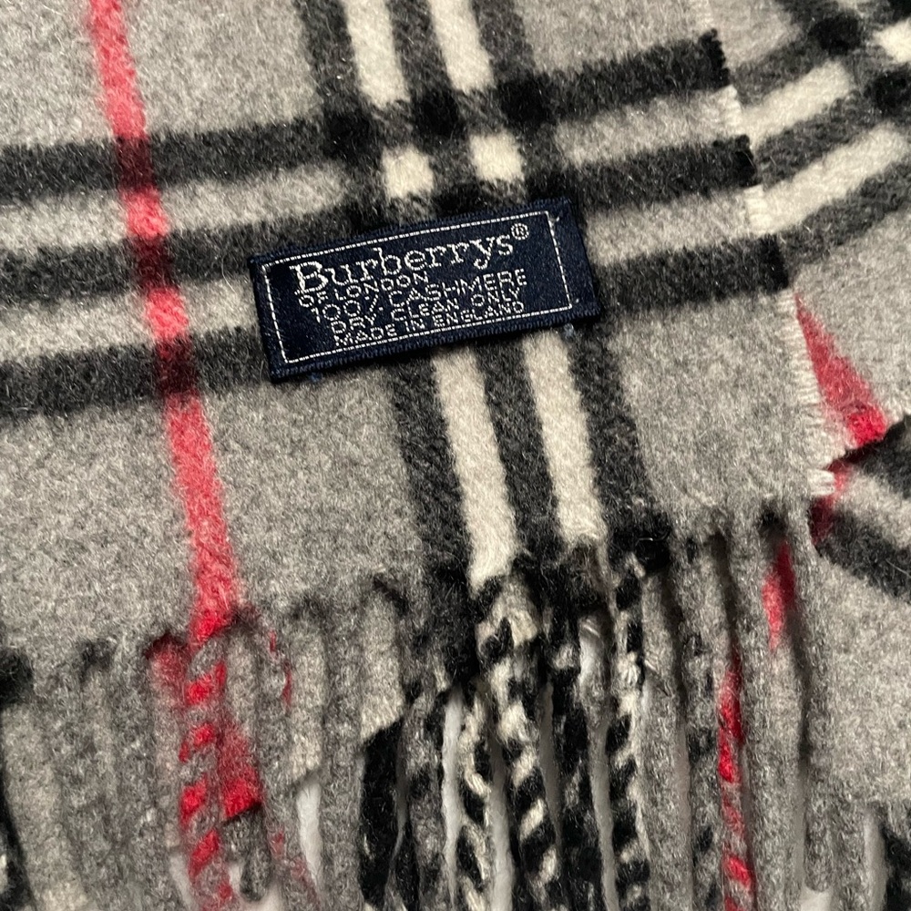 EUC Burberry’s‎ Nova Check Cashmere Gray Scarf - Picture 3 of 10